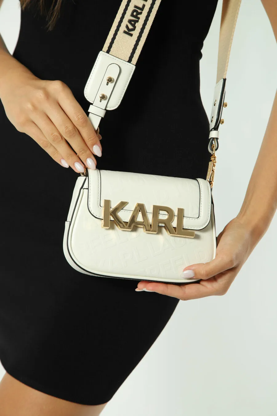 Bolso bandolera blanco con maxilogo 