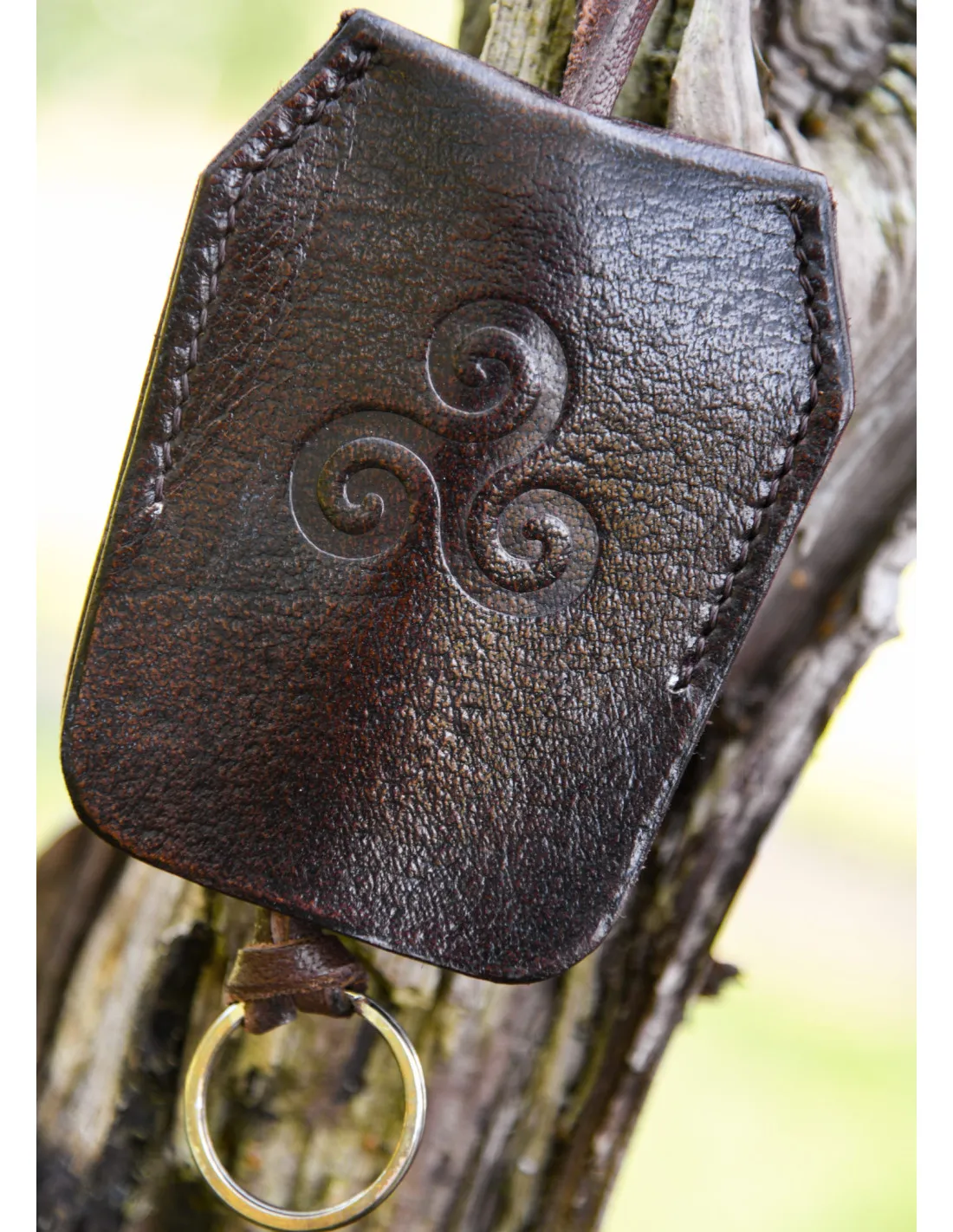 LLAVERO DE CUERO CELTA CON TRISKELION  MARRóN
