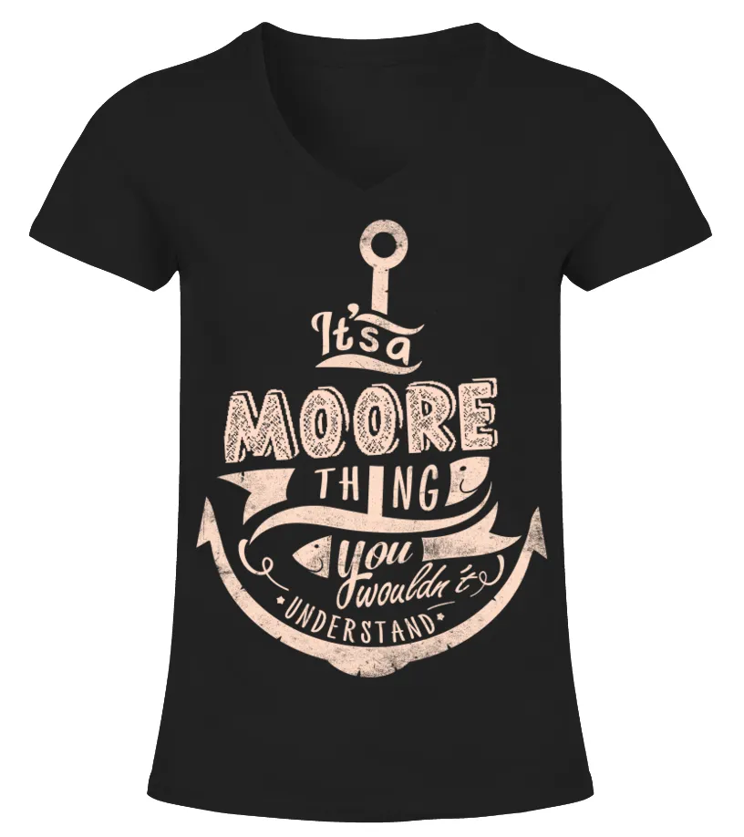 MOORE NAME  IT'S A MOORE THING CAMISETA CUELLO PICO MUJER