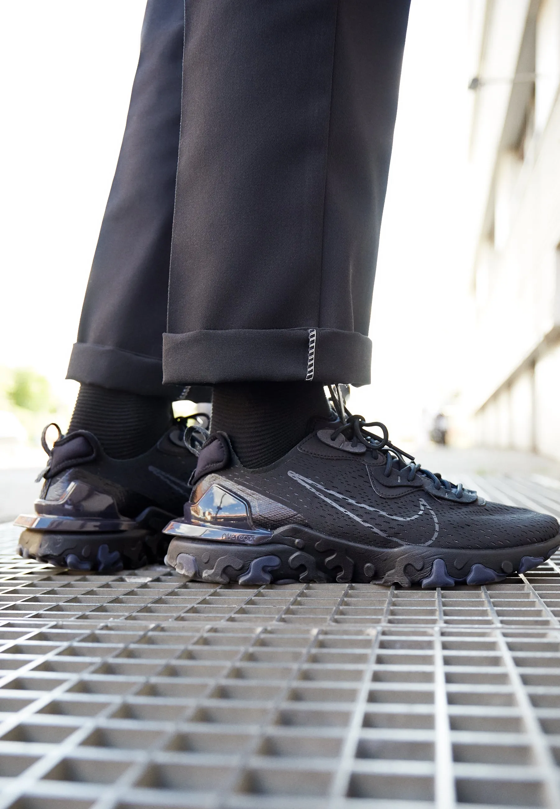 NIKE REACT V2  ZAPATILLAS