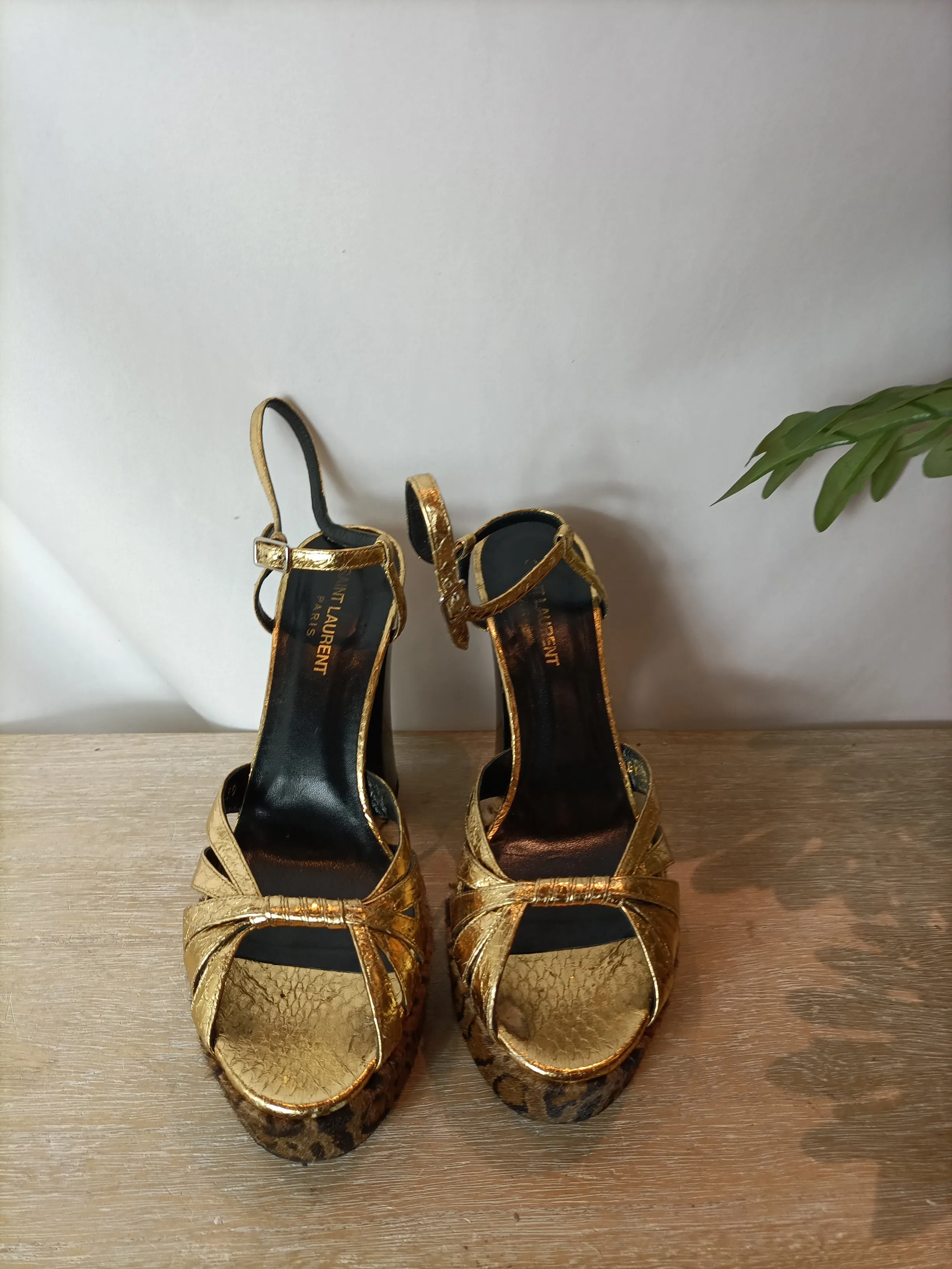 SAINT LAURENT. Zapatos plataforma dorados y animal print. T 39