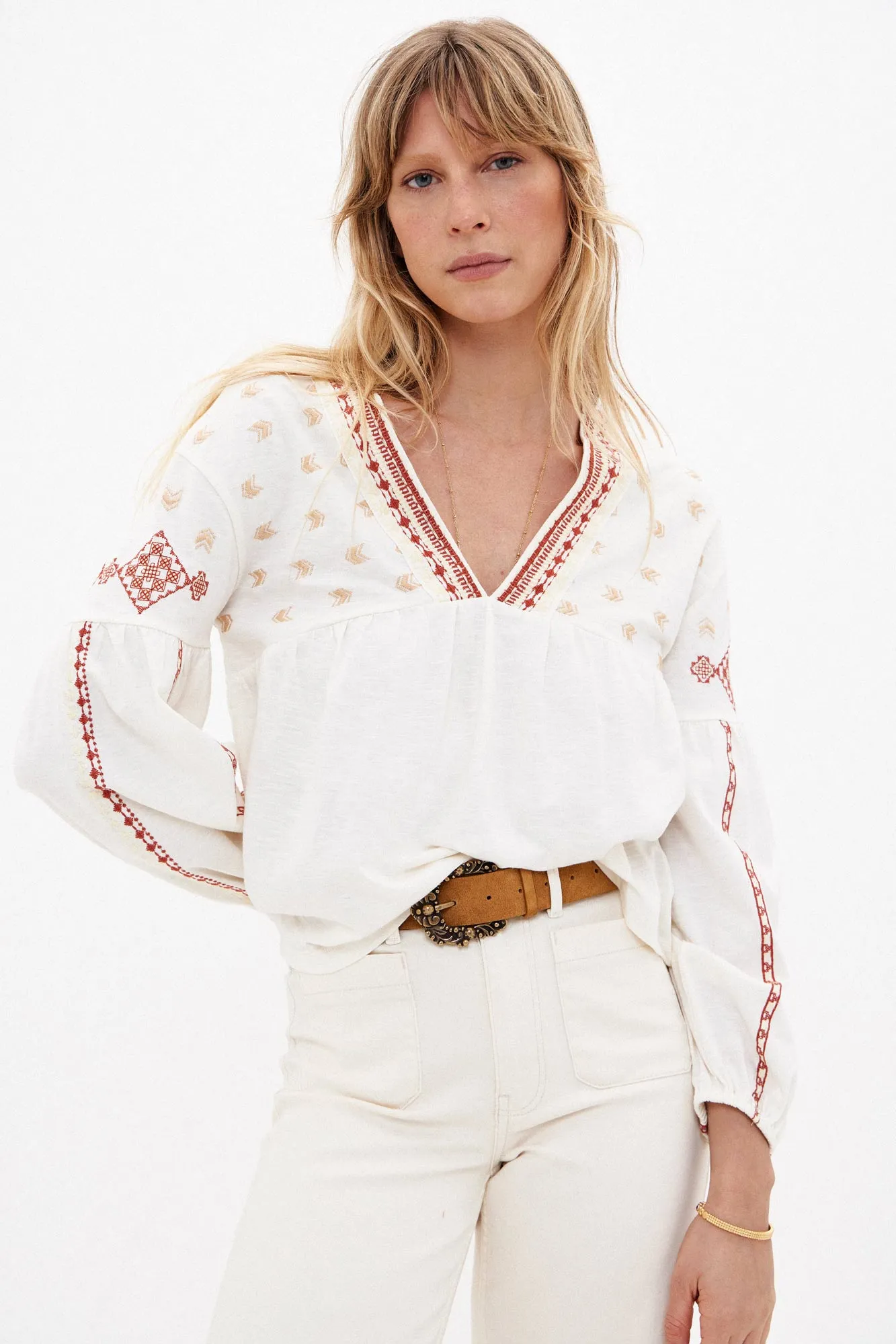 Temis. Camiseta de algodón con bordados
