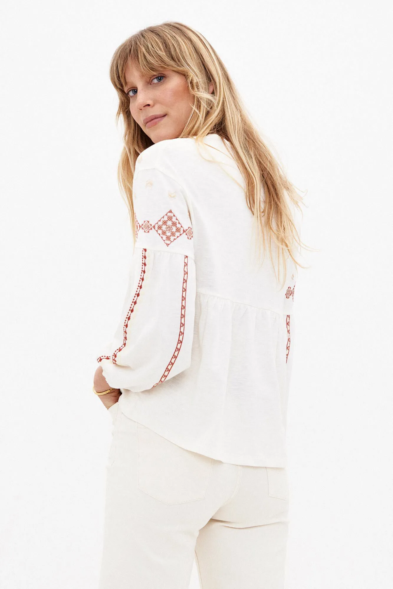 Temis. Camiseta de algodón con bordados